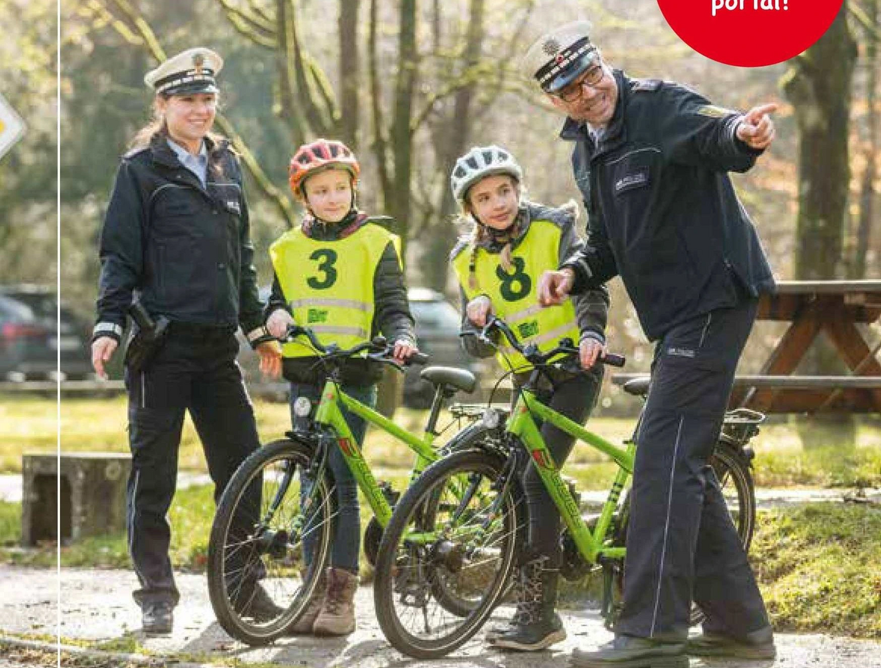 zwei kinder auf fahrrad mit zwei polizisten