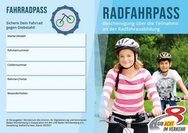 Offene Seiten eines Fahrradpasses mit Einträgen