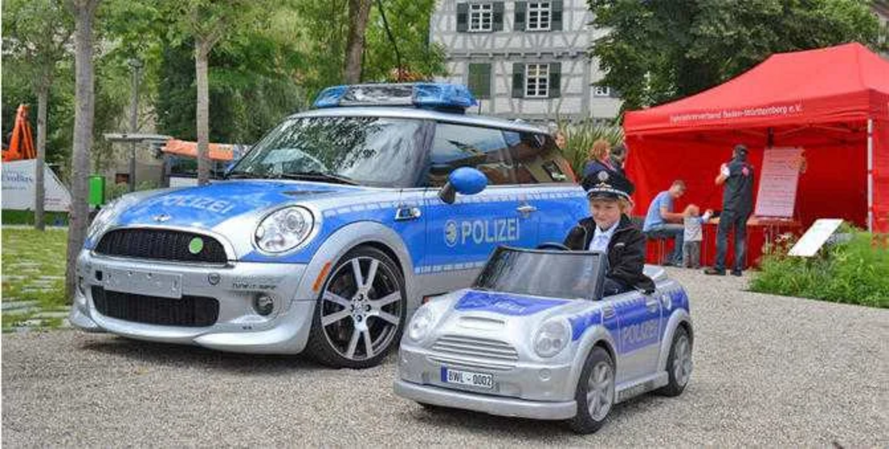 großes und kleines "Mini"-Polizeiauto 